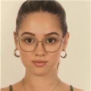 Profesora de varias materias imparte clases a distancia a niños desde 10 hasta 17 años